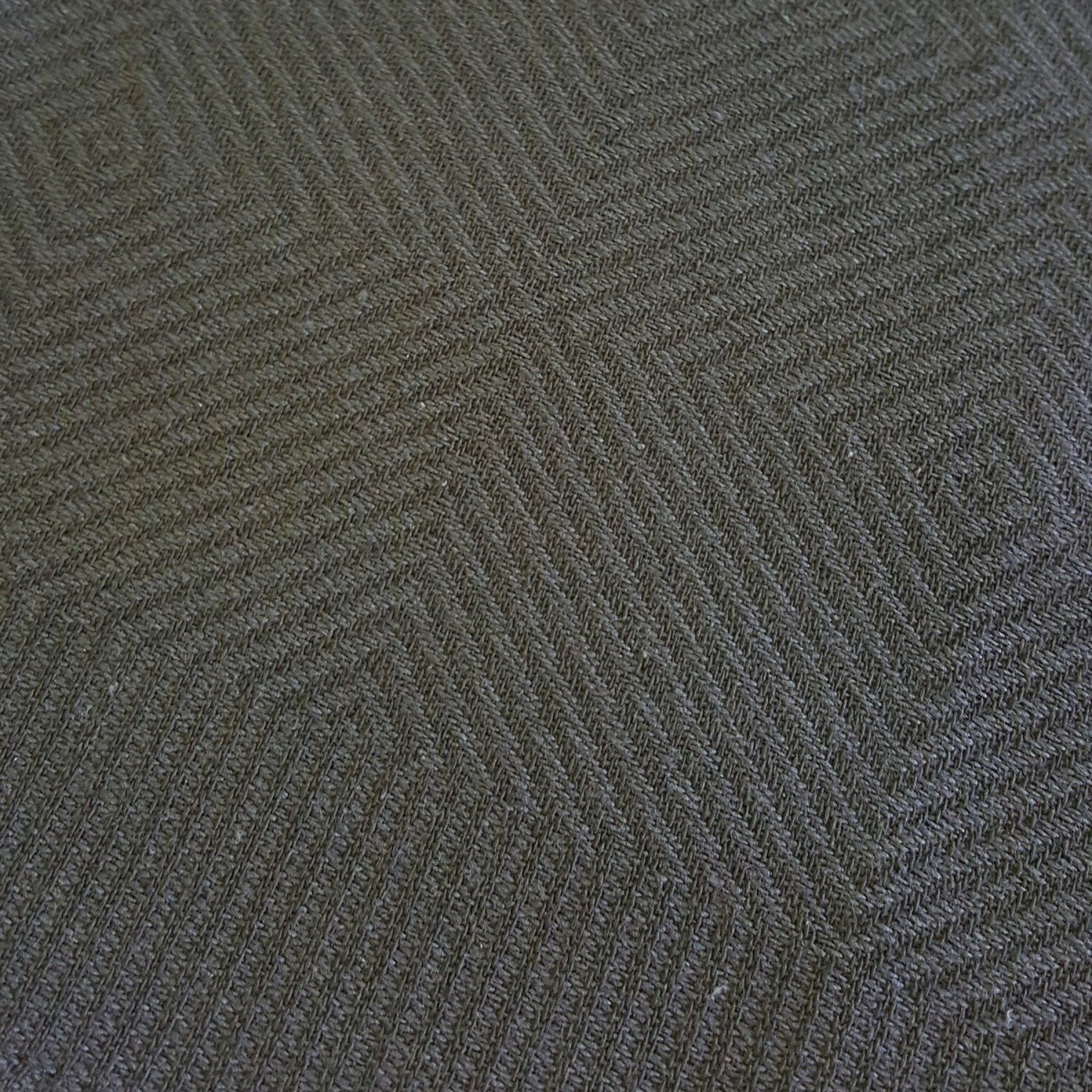 525437